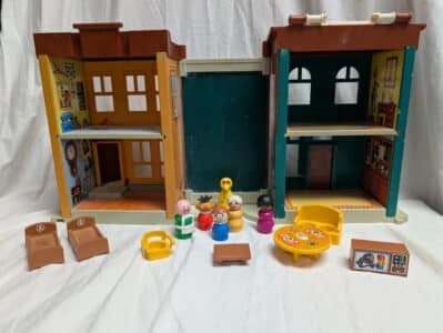 VTG 1975 Fisher Price Sesame Street Townhouse Playset #938 w/ Some People.
