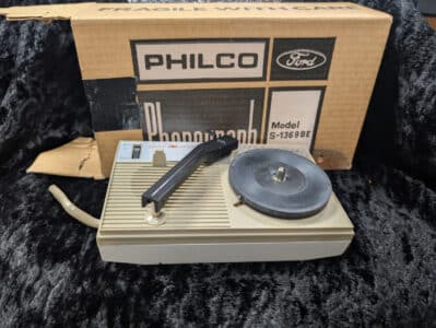 VINTAGE PHILCO FORD PORTABLE 45 RPM Vinyl RECORD PLAYER MODEL 1369 spins