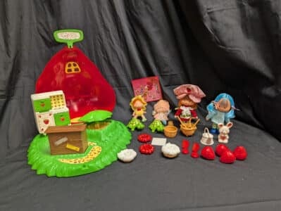 Strawberry Shortcake VINTAGE 1980's BERRY BAKE SHOPPE Playset incomplet.